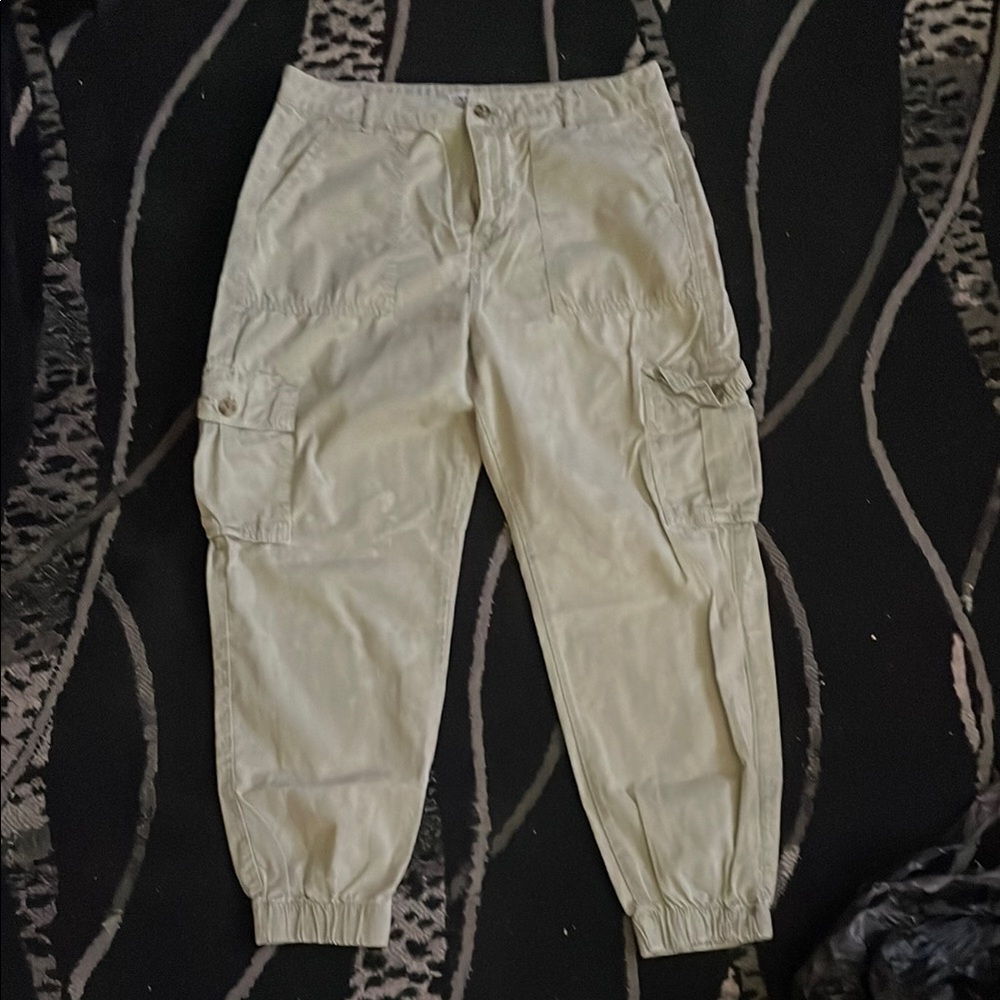 Woman's Cream Cargo Pants